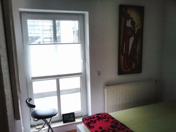 Schlafzimmer mit Zugang zum Balkon