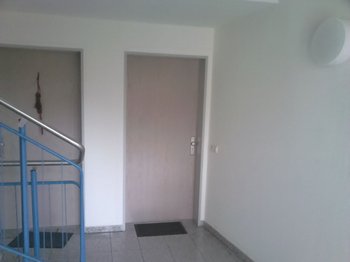 Flur mit Blick auf Eingangstür