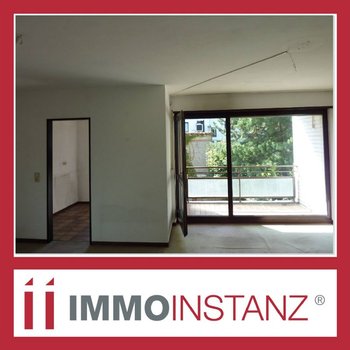 Wohnzimmer mit Zugang zum Balkon