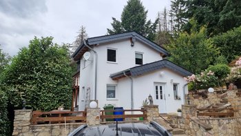 Ein Ort der Ruhe und Erholung - Saniertes und 2020 erweitertes Wohnhaus in abgeschiedener Waldlage