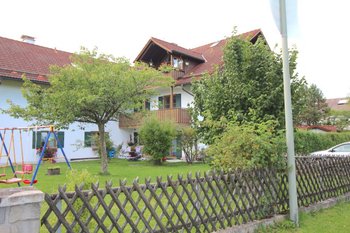 Blick in den Garten im Sommer 