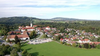 5 Gehminuten in den Ort