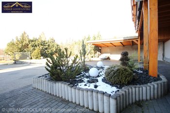 Hof mit Carport