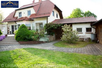 Haus mit Carport und Garage