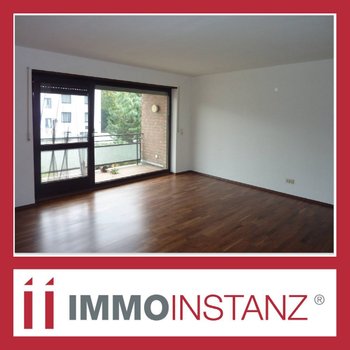 Wohnzimmer mit Zugang zum Balkon