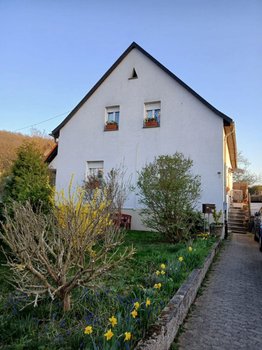 Freistehendes Einfamilienhaus mit  großem Garten und viel Potential