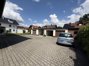 Einfahrt und Garagen