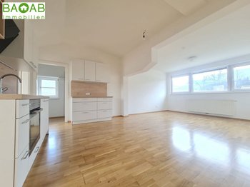 SONNIGE DACHGESCHOSSWOHNUNG I  mit Stellplatz in ruhiger Top-Infrastruktur- Lage