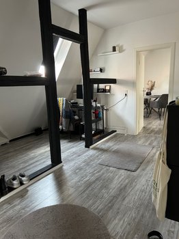 Flur mit abgeteiltem Arbeitsbereich