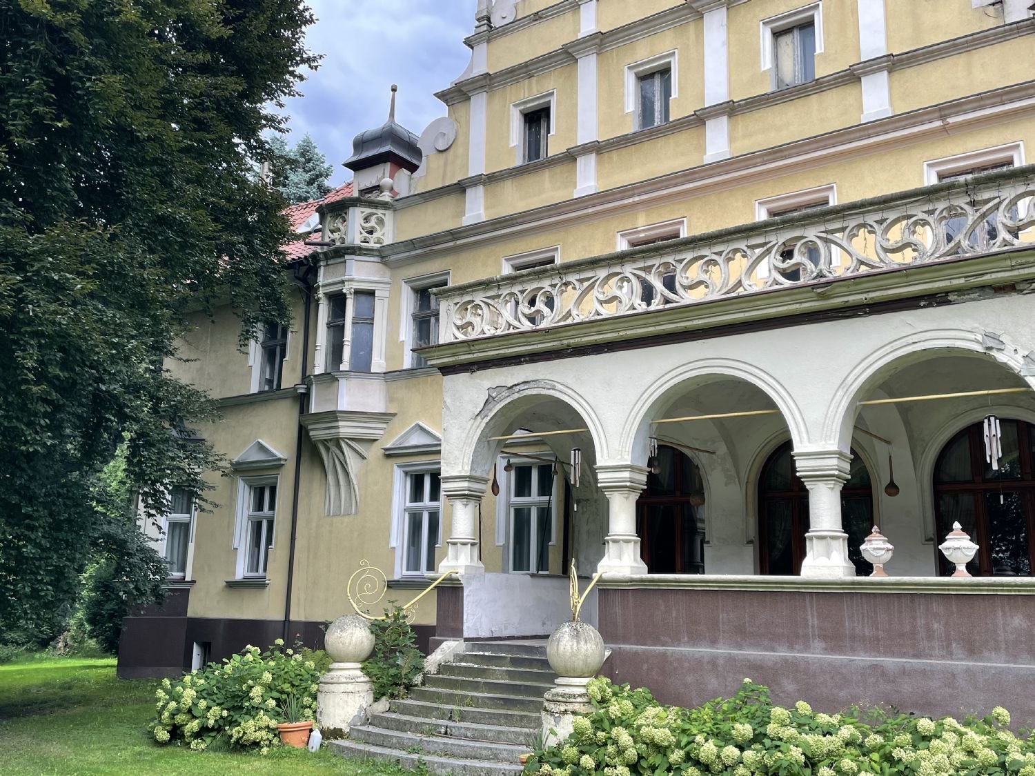 Überdachte Terrasse u. Balkon