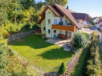 4 Zimmer Erdgeschosswohnung mit Garten in erhabener Ortsrandlage – Wohnen wie im eigenen Haus