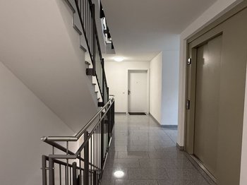 Hausflur mit Aufzug