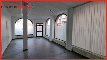 Blick zu den Schaufenstern