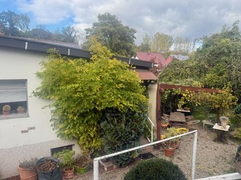 Blick auf Nebengebäude