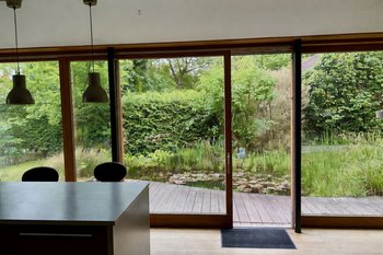 Moderne Küche mit minimalistischem Stil