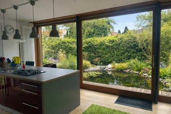Moderne Küche mit Gartenblick