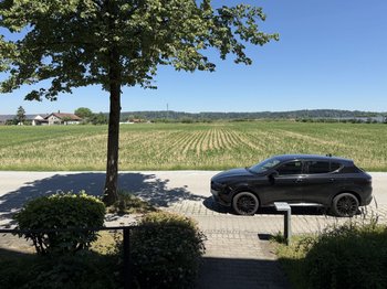 Aussicht von der Haustür sowie Küchen und Badfenster