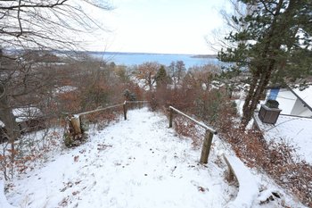 Blick zu See über dem Haus