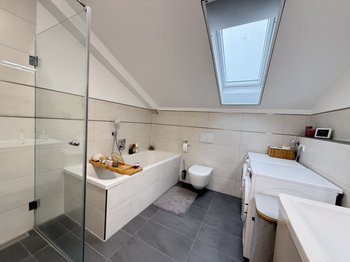 Badezimmer mit Wanne u. Dusche
