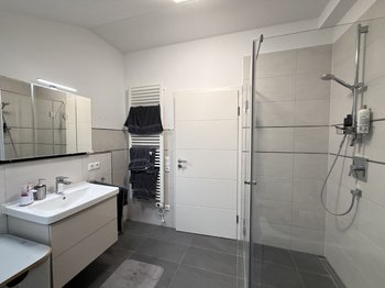 Bad mit Dusche u. Wanne
