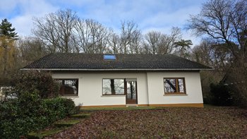 Freistehendes Haus im Bungalow-Stil m. herrlicher Fernsicht und angrenzendem Waldgrundstück zu verk.