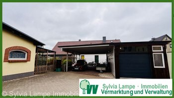 Hof mit Garage und Carport