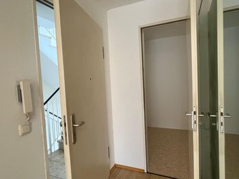 Flur und Sicht zum Abstellraum