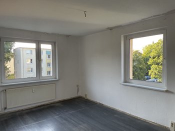 Wohnzimmer mit zwei Fenstern