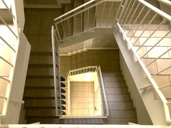 Treppenhaus mit Zugang zu oberen Etagen