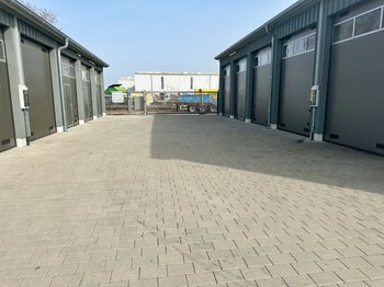 9,50 m zwischen den Garagen