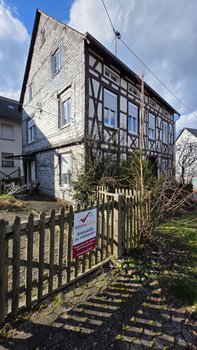 Bauernhaus mit Scheune renovierungsbedürftig