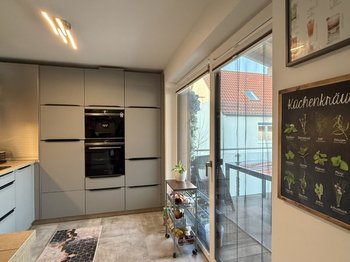 Küche mit Zugang auf den Balkon 