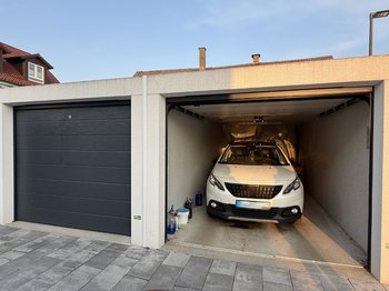 Garage mit elektrischem Tor
