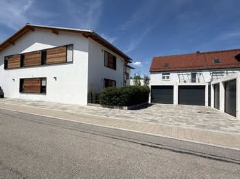 Wohnhaus mit Garagen