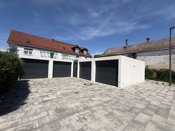 Garagen und Stellplatz