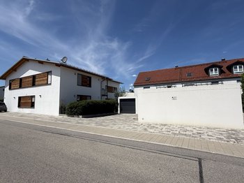 Wohnhaus mit Garagen