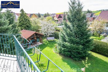 Balkon mit Blick auf Garten