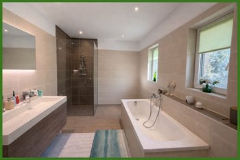 Badezimmer mit Wanne und Dusche