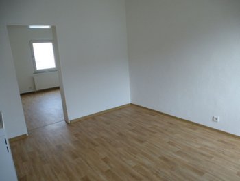 Küche mit Blick ins Wohnzimmer