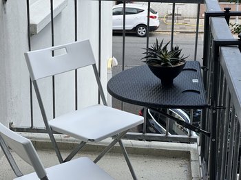 Balkon mit kl. Tisch