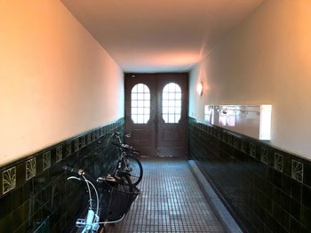 Flur mit Blick zur Straße