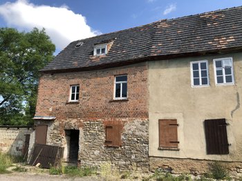 Gebäudeansicht mit Anbau