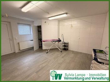 großer Hauswirtschaftsraum im Keller
