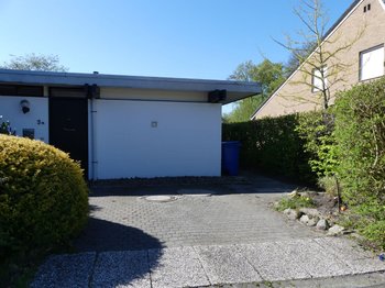 Eingang Einliegerwohnung mit Pkw-Einstellplatz