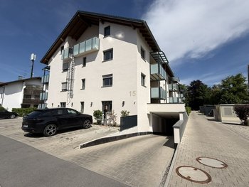 Außenansicht / Stellplätze