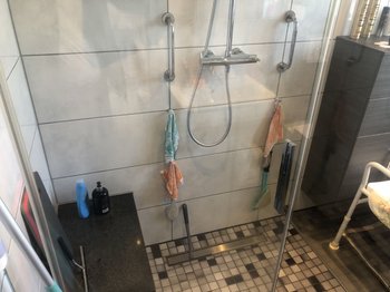 Badezimmer mit Dusche