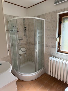 Badezimmer mit Fenster