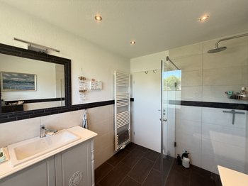 Badezimmer mit Dusche im Erdgeschoss