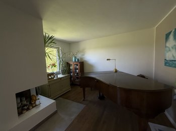 Nebenraum zum Wohnzimmer mit Kamin