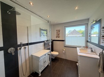 Badezimmer mit Dusche im Erdgeschoss
